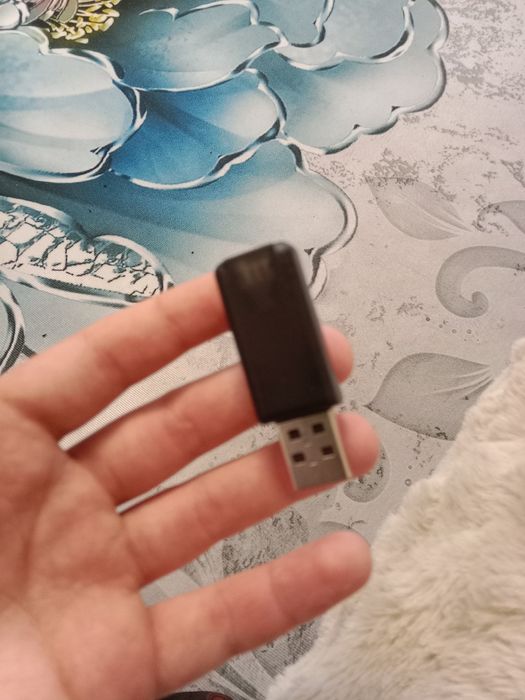 Дрон на пульте управлении