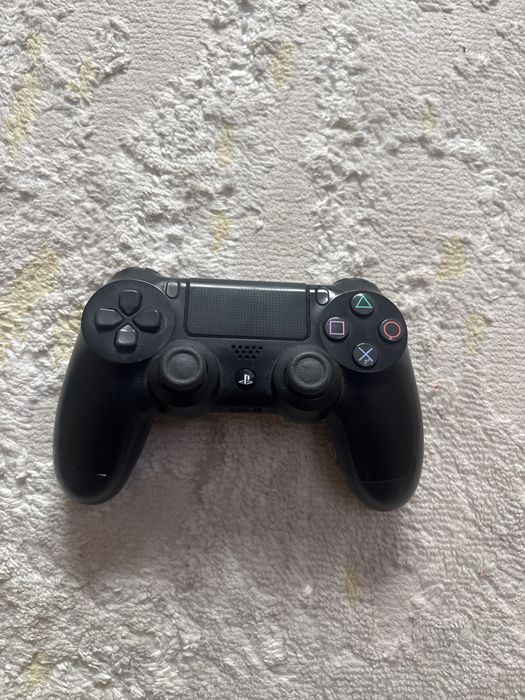 Продам PS4 Pro + 4 игры — рабочая, торг