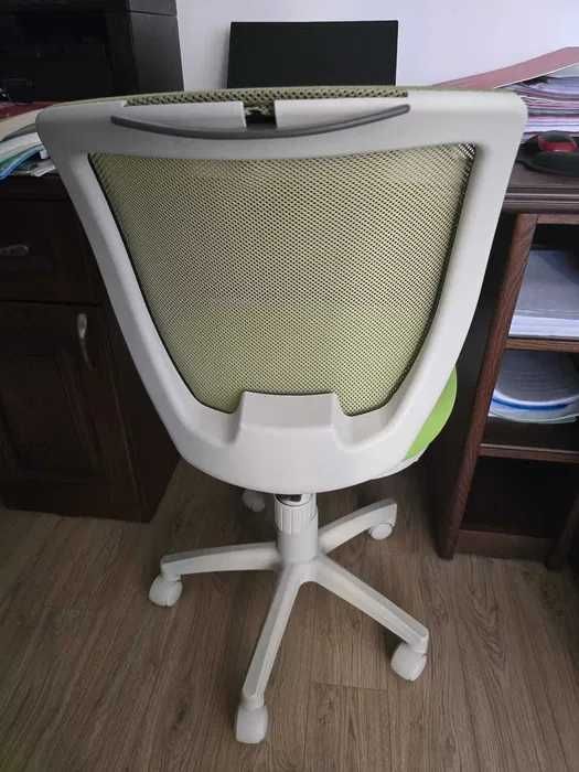 Scaun rotativ pentru copii - verde deschis – utilizat