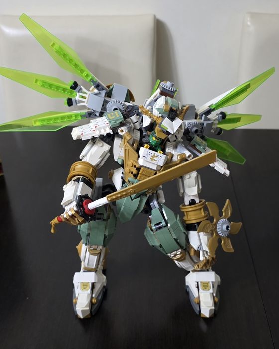 LEGO NINJAGO - Robotul de Titan al lui Lloyd 70676, 876 piese