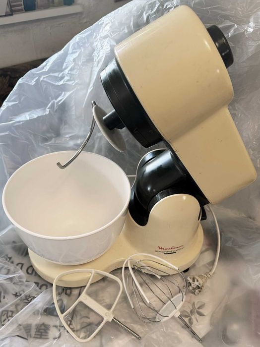 Кухненски робот планетарен миксер Moulinex MASTERCHEF COMPACT със приставки.