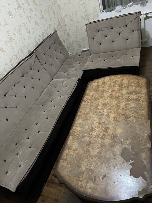 divan sotiladi kravat ham boladi