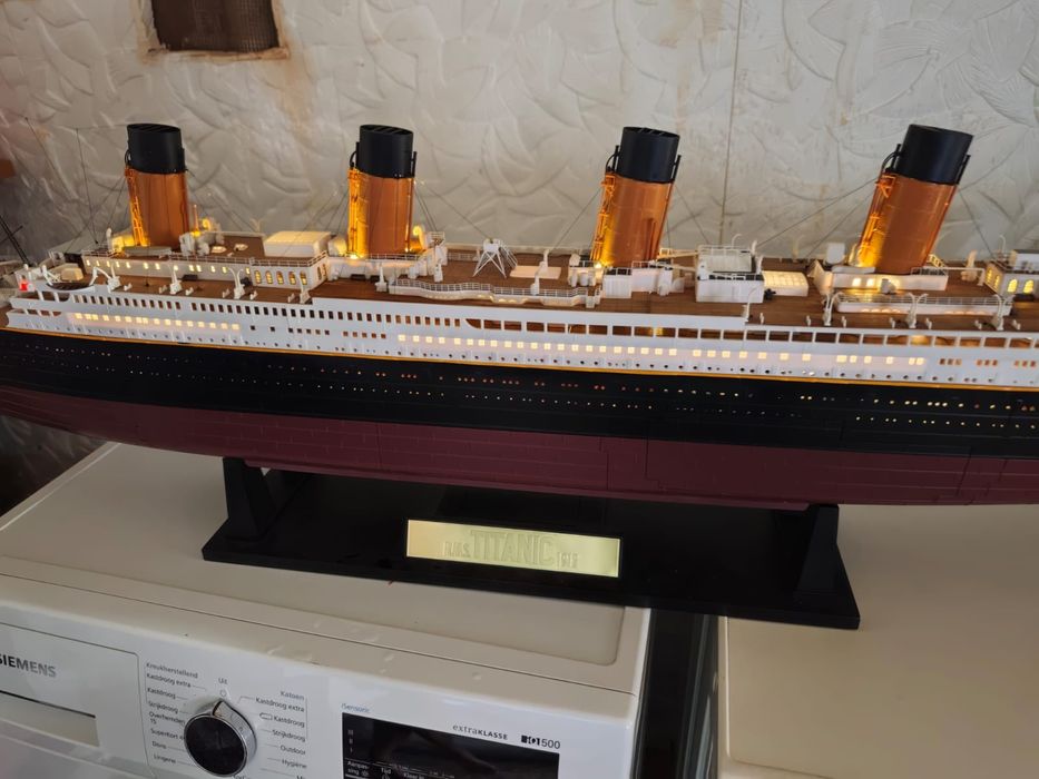 Продавам макет на Титаник мащаб 1:200, ръчно злобен изцяло.