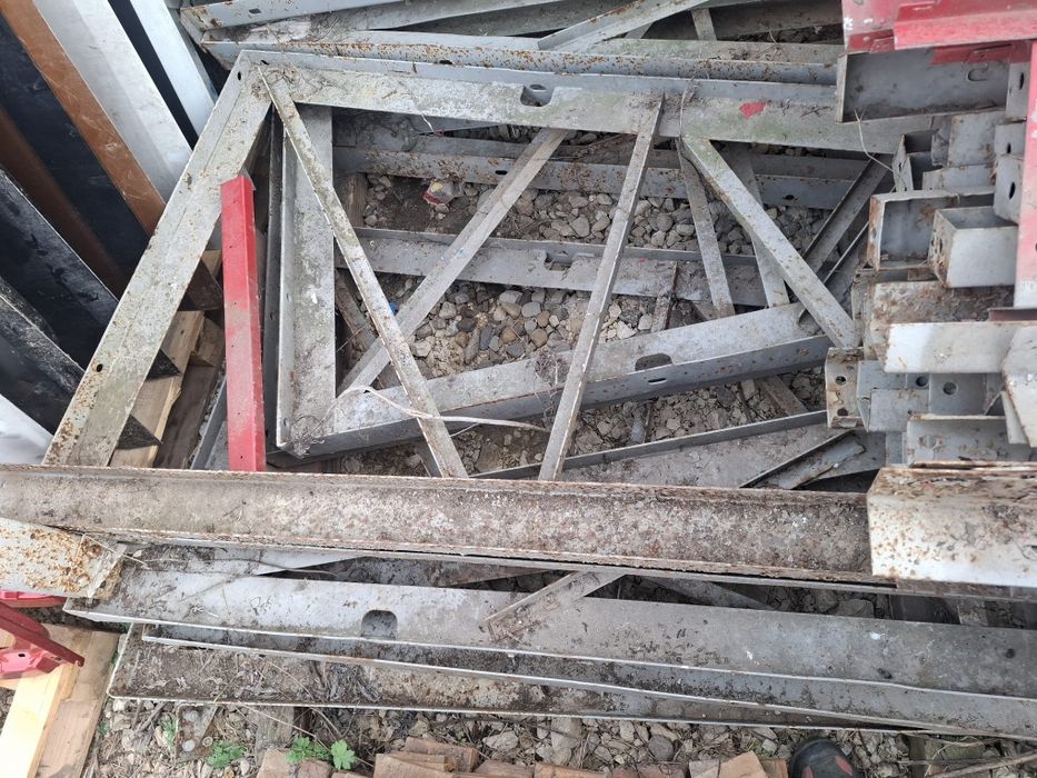 Hala metalica, birouri, locuință, grajd,magazie,depozit