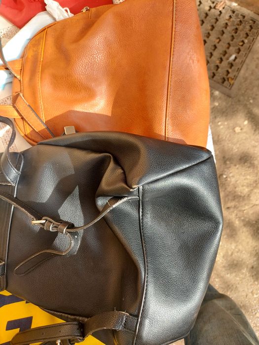 Vând trei rucsacuri și o geantă