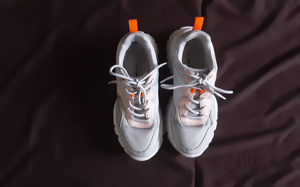 Кроссовки женские