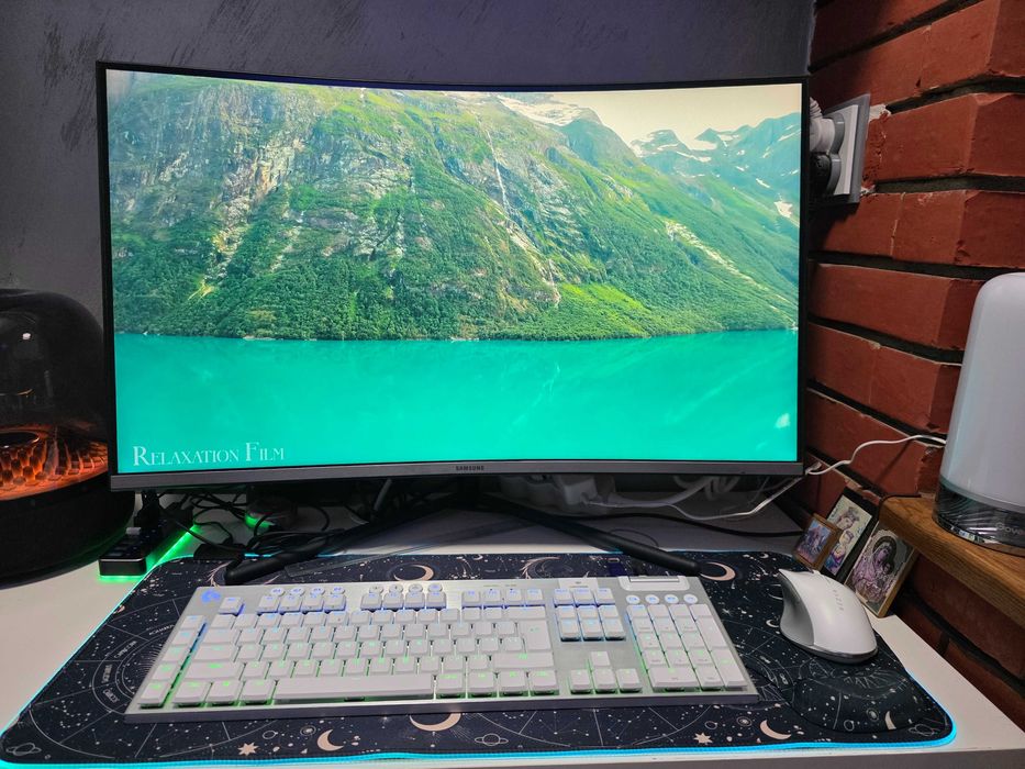 Samsusng U32R590 32" LED 4K монитор извит Curve 4 ms GTG, 3840 x 2160