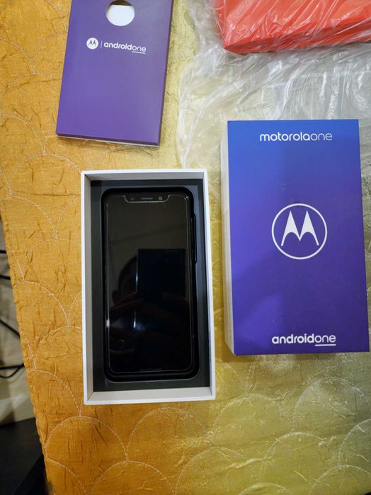 Смартфон Motorola One 64/4