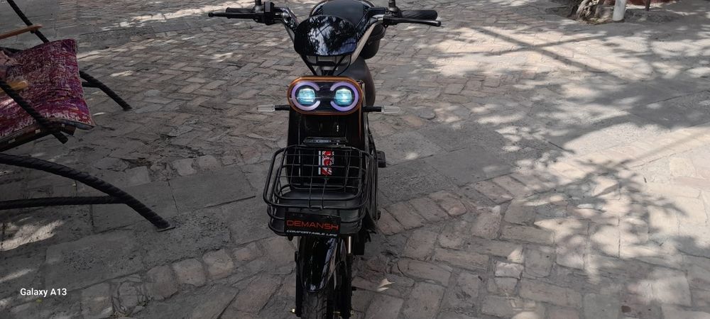 Скутер сотилади холати янги 3,4,кун минилган каска чехол зарядник  бор