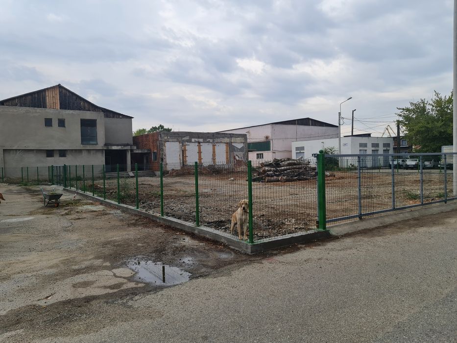Se vinde clădire și teren