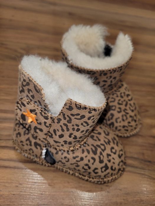 Два чифта нови пантофи за бебе