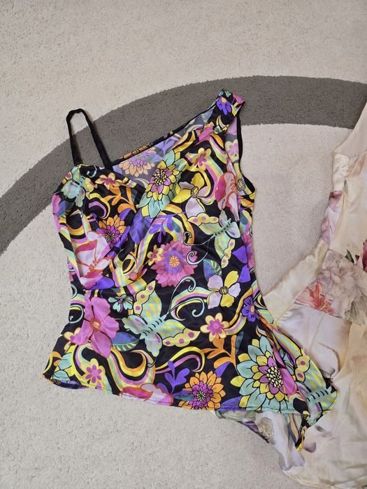 Продавам 2 сатенирани топа за 15евро обща цена. Размер XS/S