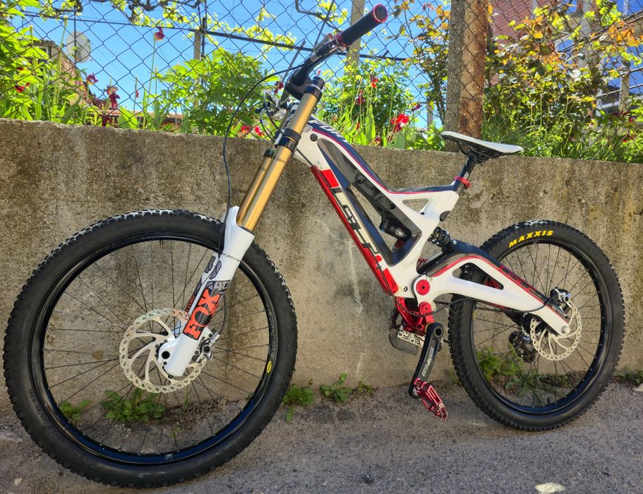 GT fury 26 Карбонов Downhill bike Fox 40 сервизиран XTR Спирачки Fox shox
