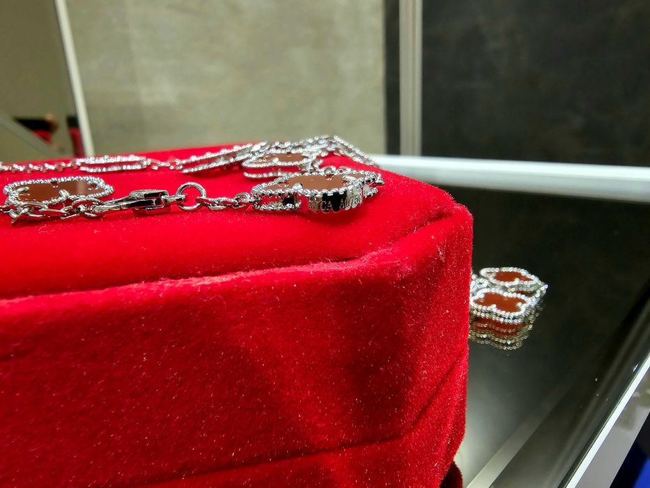 Van Cleef & Arpels VCA Silver Red Alhambra 20 Motifs Дамско Колие