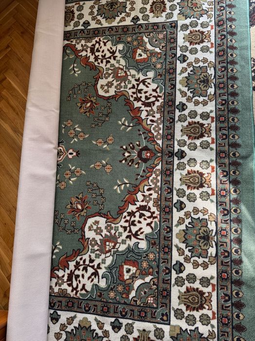 Нов килим с класически десен в маслено зелено и крем