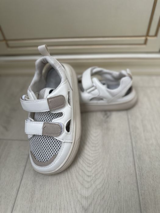 Продаю детскую обувь