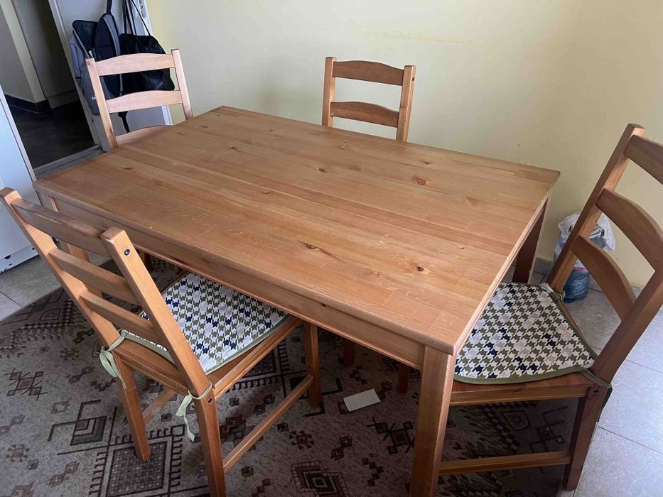 Маса с 4 стола малко използвана