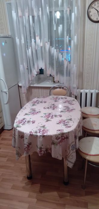 Продам комплект стол и стулья вместе.