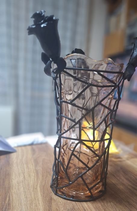 Ръчно Направена Декоративна Ваза с Рози