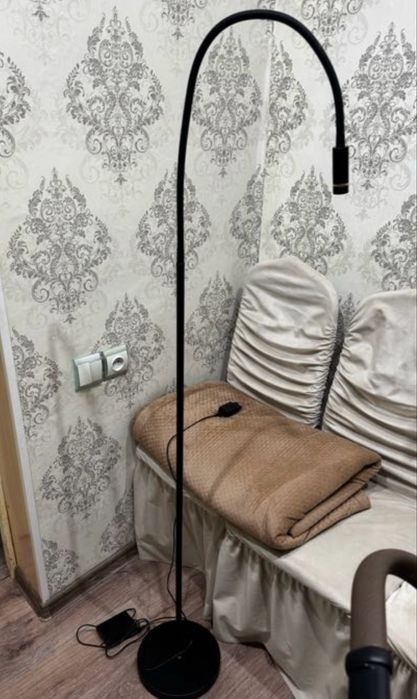 Лед лампа почти новый