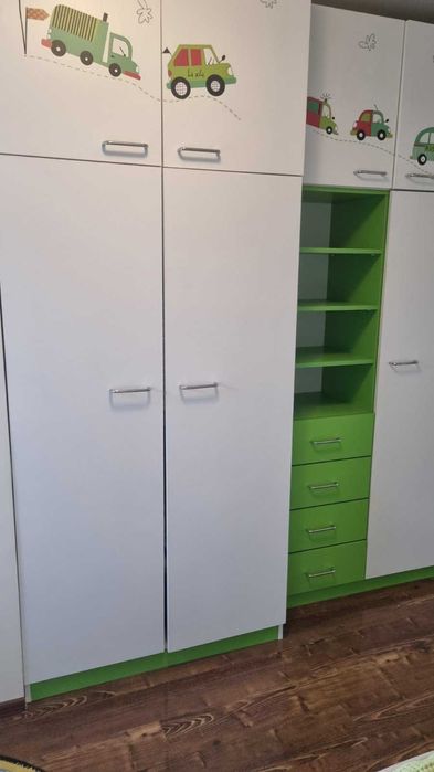 Детска стая с легло и гардероб