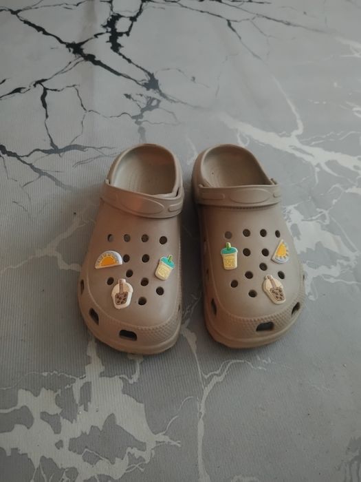Продам кожанку и шлепанцы