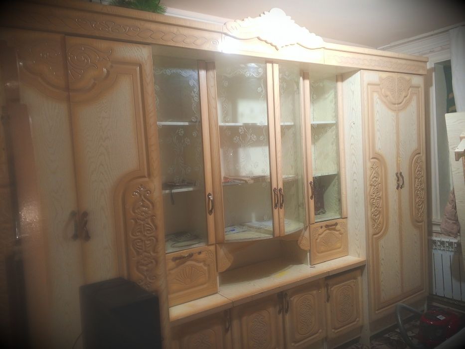 Спальный ва стенка сотилади.Холати яхши