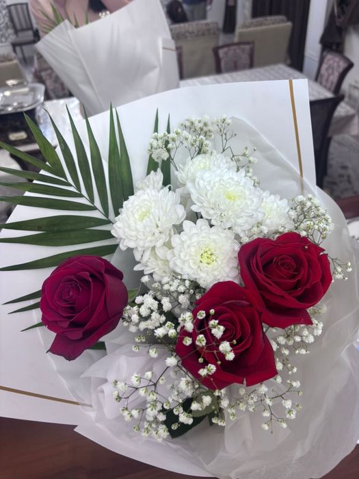 Букет из роз и хризантем