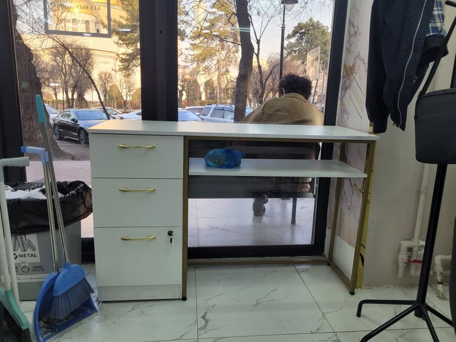 Продам стол для парихмахерское