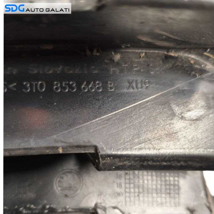 Grila Centrala Superioara de pe Bara Spoiler Fata Skoda Superb 2 Facelift 2013 - 2015 Cod 3T0853668B (Prezinta o fisura) [LS0366]