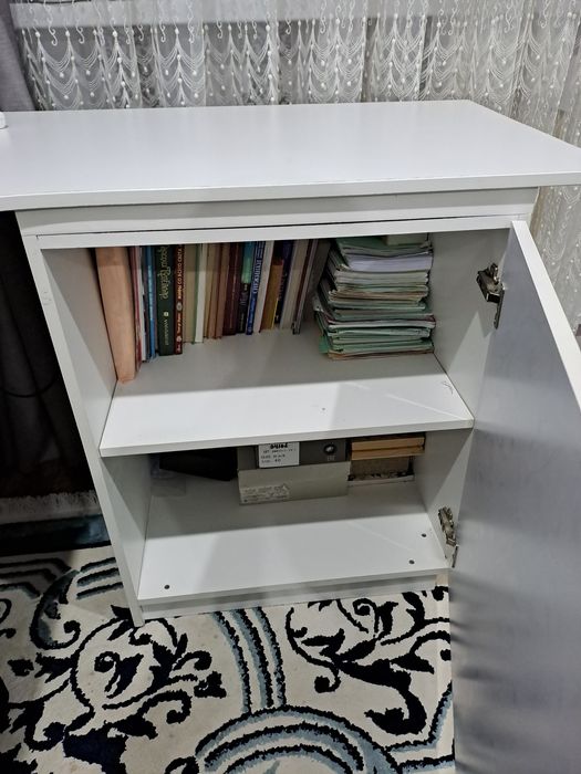 Стол письменный.