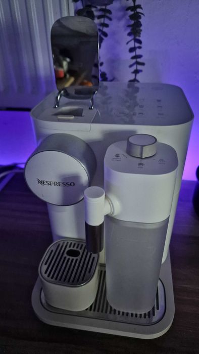 Espressor capsule NESPRESSO Gran Lattissima