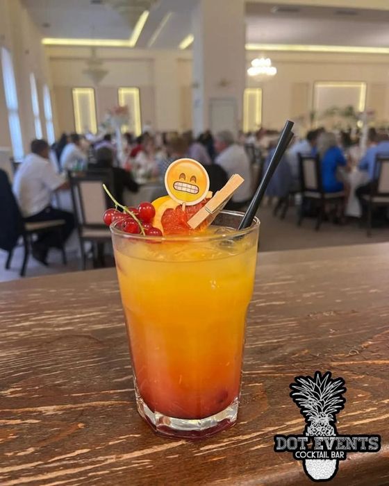 Bar mobil pentru nunți, botezuri și petreceri – barmani + pahare