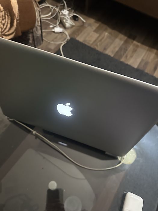 Продавам macbook запазен много лично модел А1286