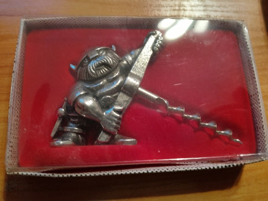 Масивен метален сувенир от Норвегия- викинг с отварачка за вино