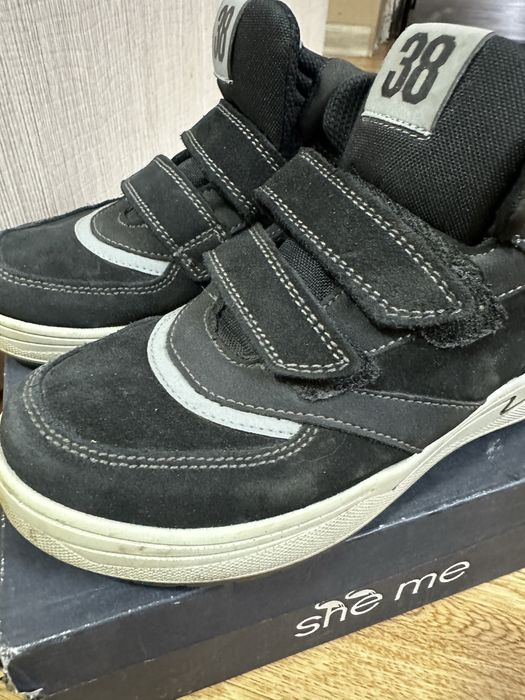 Кроссовки разные