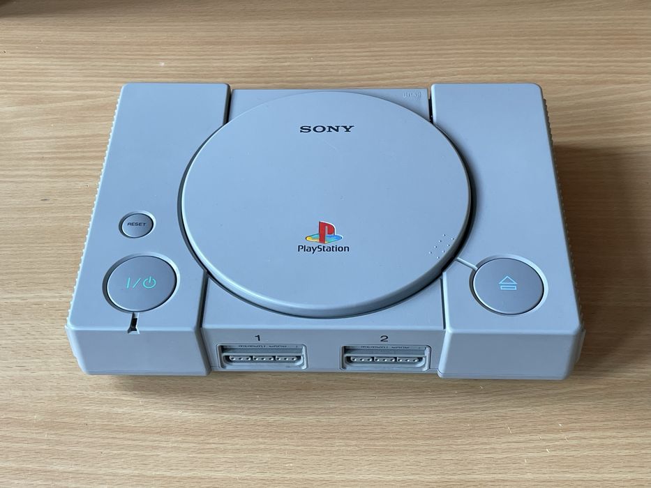 Rezervat - PlayStation 1 (PS1) SCPH-7002 in stare foarte buna
