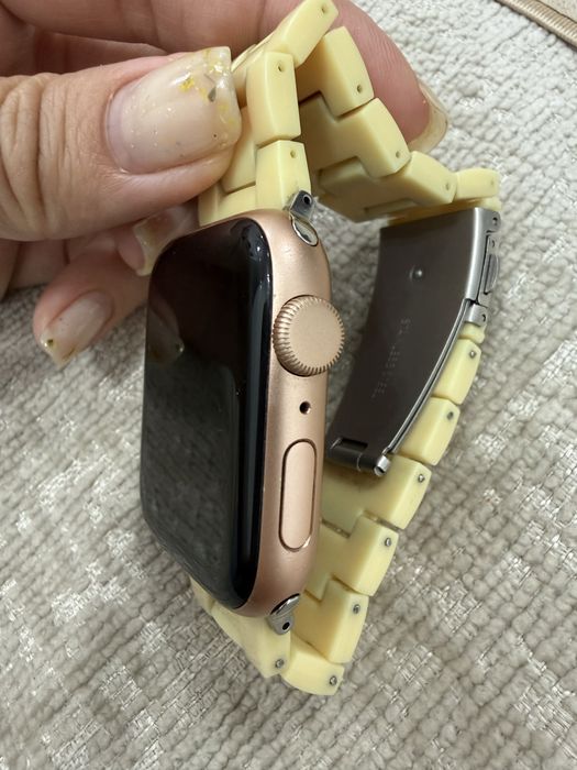 Смарт-часы Apple Watch SE 44 мм золотистый