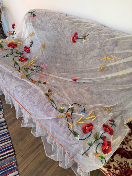 Perdea cu broderia manuala