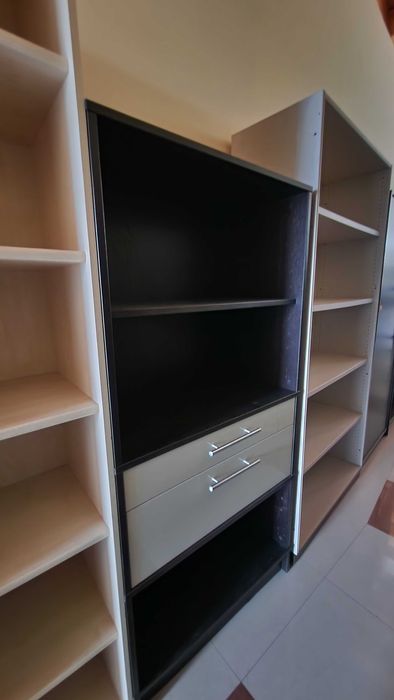 Dulap cu usi si rafturi metalice