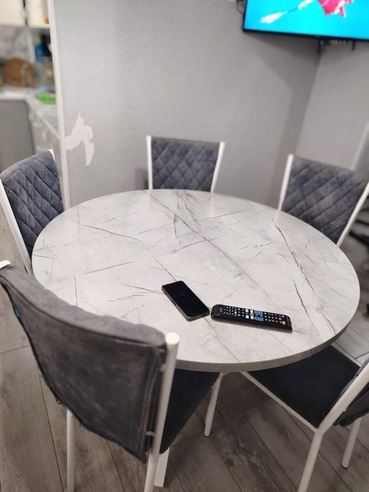 Продается стол со стулями