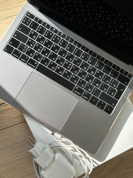 MacBook Air 2019 (A1932) — Retina