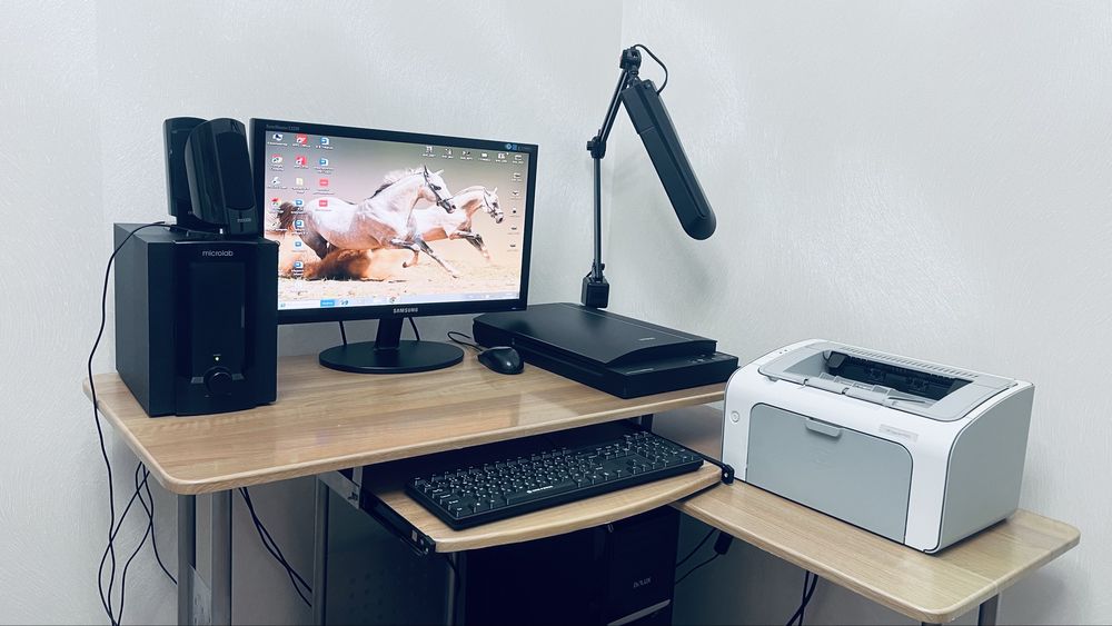 Компьютер и компьютерный стол