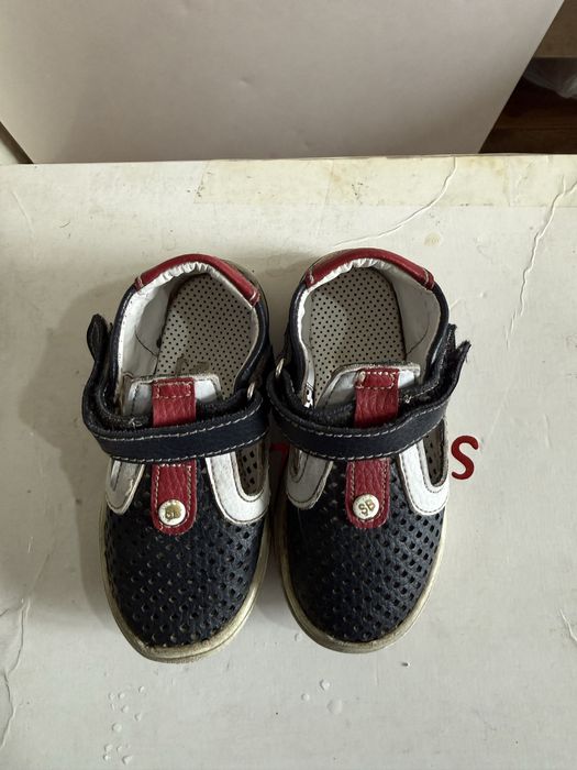 Продам детскую обувь