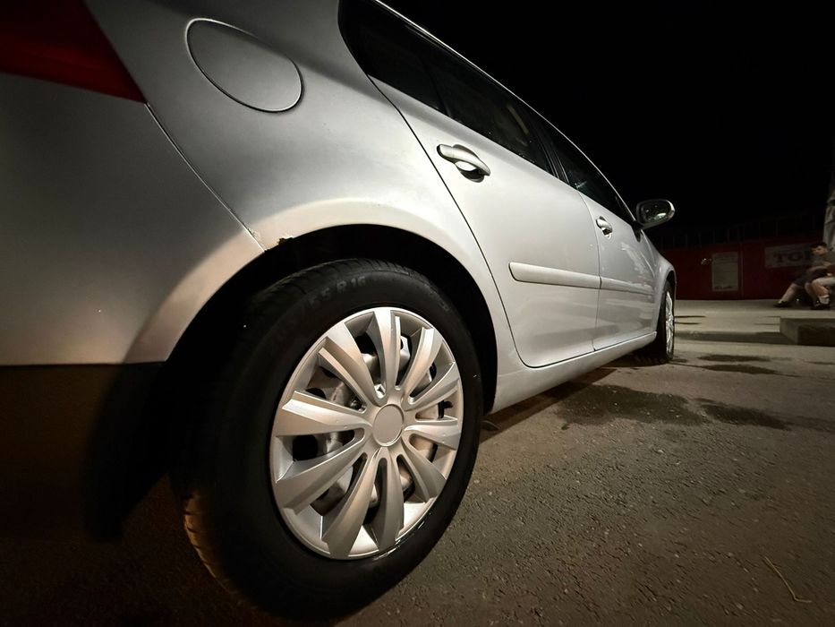 Vand sau schimb Volkswagen Golf 5 preț negociabil pt ca îmi pierde ulei pe la turbo