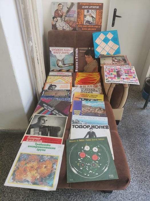 Грмофонни плочи, малки и големи.