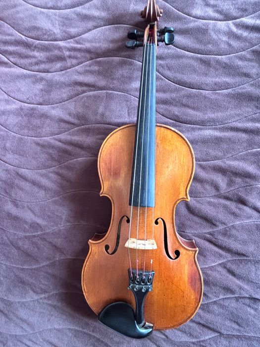 Майсторска виола изработена от лютиерът Найден Ганчев през 1973