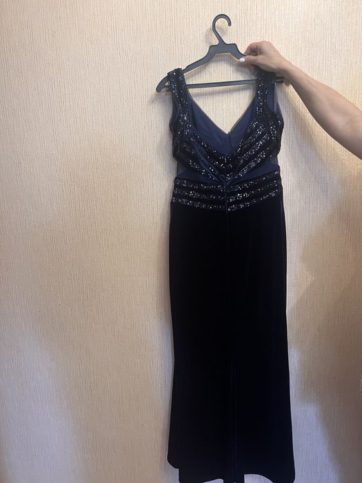 Бархатное вечернее платье, вышитое паетками