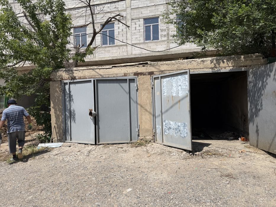 Ворота гаражей 2 комплекта бу