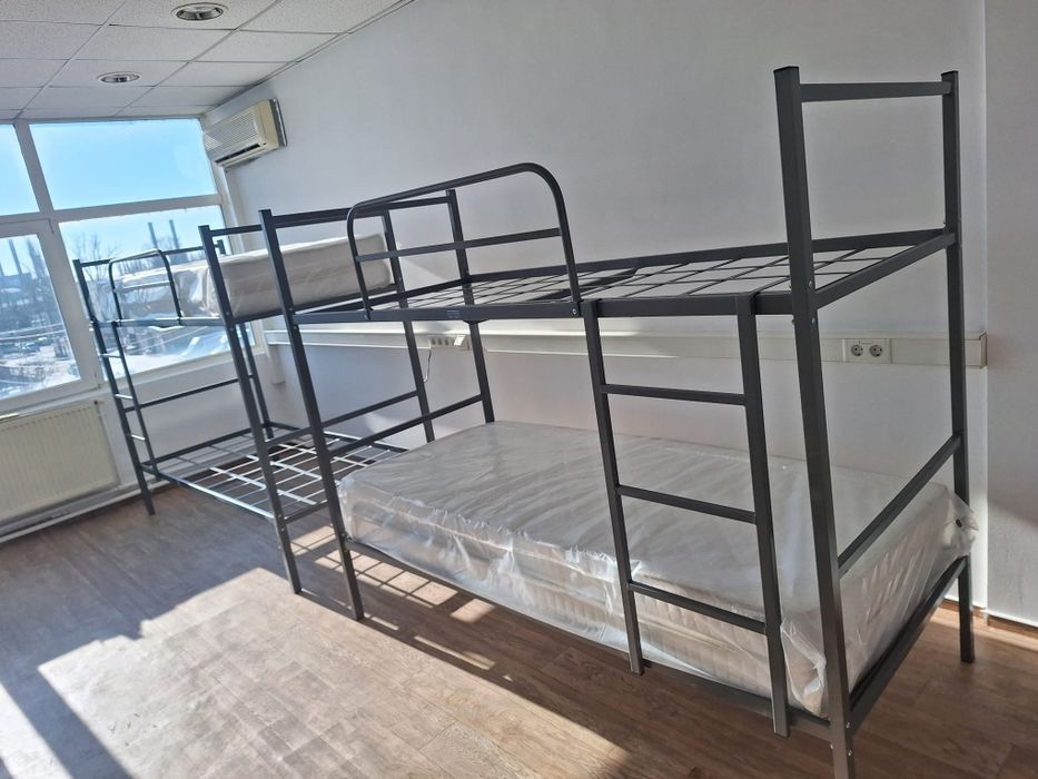Vând pat suprapus nou cu saltele ,prețul este de 1000de lei